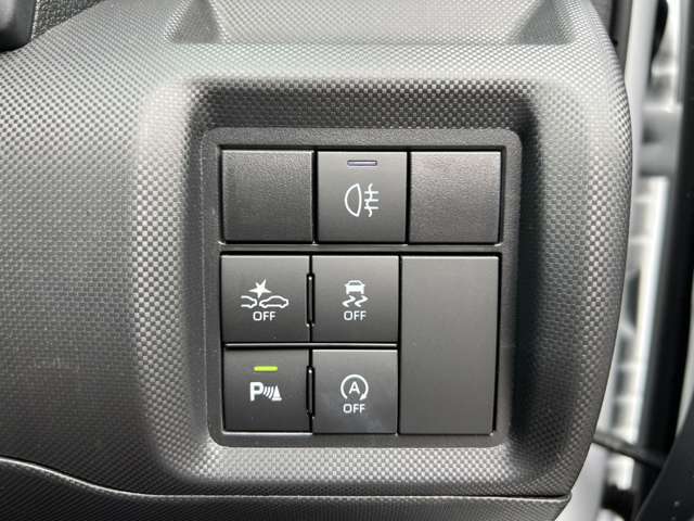 各種スイッチ類は運転席右足膝部分にございます。安全装備もしっかり搭載しております。
