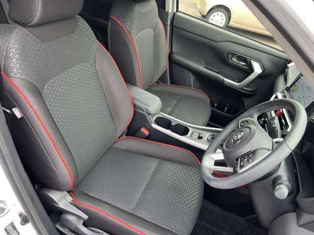 運転席シートはスレや破れのないきれいな状態です。長時間の運転でも疲れにくいフィット感の良いシートです♪