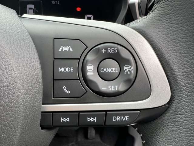右手部分のスイッチはアダプティブクルーズコントロールのスイッチとなっております。前の車に追従して走行可能ですので、高速道路を利用する際に嬉しい装備です。