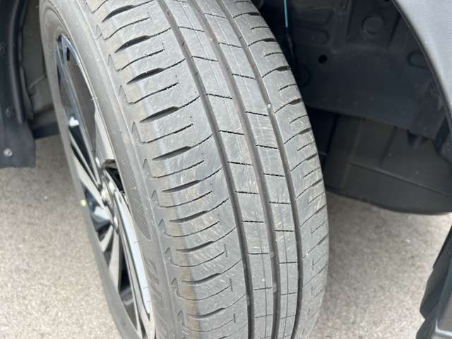 残溝のある夏タイヤはまだまだ使用可能です！