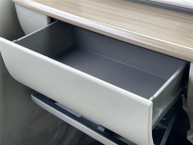 【グローブボックス】車検証ケースや、日頃使う小物類の収納に便利ですね！