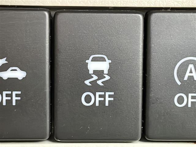 【　横滑り防止装置　】急なハンドル操作時や滑りやすい路面を走行中に車両の横滑りを感知すると、自動的に車両の進行方向を保つように車両を制御します。』