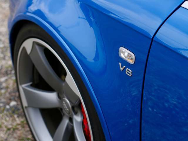 サイドマーカー下部には追加のV8バッジが取り付けられています。