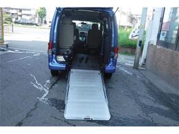 車椅子を縦に2台、その隣にシートが付きます。