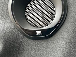 【JBLサウンドシステム】メーカーオプションの高品位サウンドシステムを搭載。専用のチューニングが施された大小様々なスピーカーから良質なサウンドが奏でられ、臨場感あふれる音響空間を演出します。