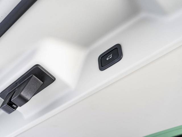 ボタン1つで自動開閉するパワーテールゲート搭載！ドアを上げ下げすることなく楽々開閉。開ききった状態の高さも任意の位置で設定できるので、普段お使いの車庫などでもぶつける心配はありません♪