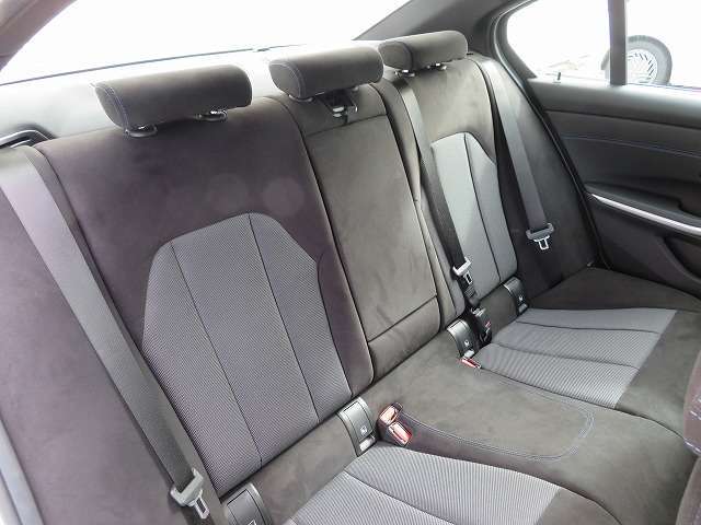 ◆上質なシートは程よいホールド感で座り心地も良く、人間工学に基づき形成した形状が長時間のドライブ疲労も軽減します◆