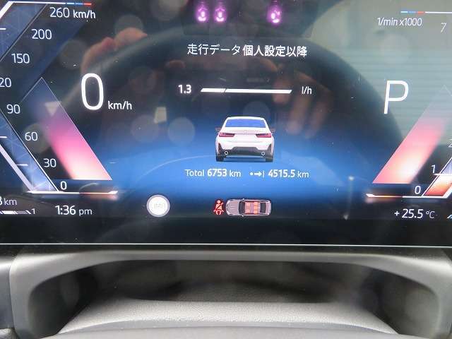 ◆インスツルメント・パネルのエレガントなデザインは、BMW特有の水平ラインで構成され、室内空間に端正な印象をもたらします。人間工学に基づいてレイアウトされた重要な操作系統は、直観的な操作が可能です◆