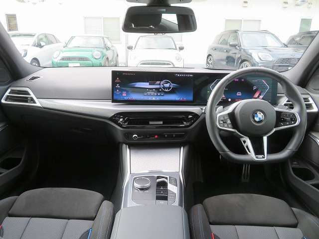 ◆インスツルメントパネルやインテリアトリムなどは、調和しなが洗練された室内を作り上げ、スイッチ類によって、優れた操作性をも実現。ドライバーの視線や動線を考え、人間工学に基づきデザインされています◆