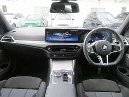 ◆インスツルメントパネルやインテリアトリムなどは、調和しなが洗練された室内を作り上げ、スイッチ類によって、優れた操作性をも実現。ドライバーの視線や動線を考え、人間工学に基づきデザインされています◆