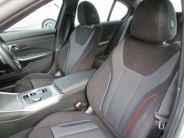 ◆上質なシートは程よいホールド感で座り心地も良く、人間工学に基づき形成した形状が長時間のドライブ疲労も軽減します◆