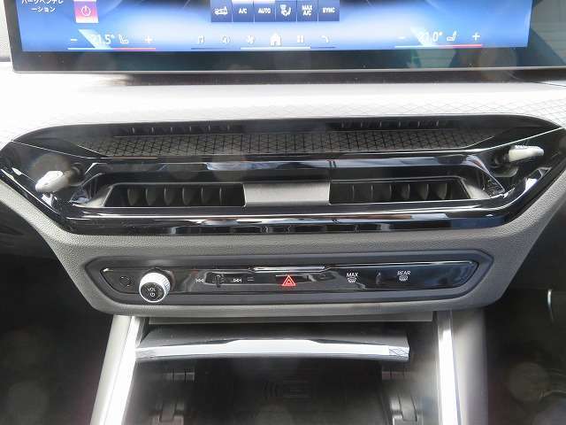 ◆インスツルメントパネルやインテリアトリムなどは、調和しなが洗練された室内を作り上げ、スイッチ類によって、優れた操作性をも実現。ドライバーの視線や動線を考え、人間工学に基づきデザインされています。◆