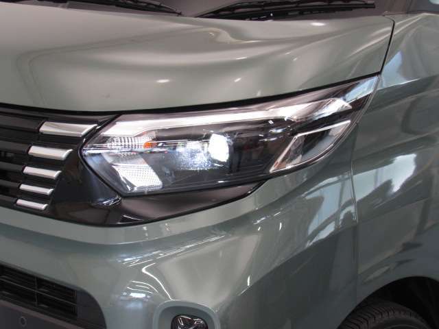 夜間走行の様々な局面に向けて、LEDヘッドランプで視認性をしっかり確保☆ハロゲンヘッドランプのおおよそ2倍の光量で、広範囲に明るくドライバーをサポートしてくれます。