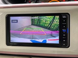 【バックカメラ】駐車時に後方がリアルタイム映像で確認できます。大型商業施設や立体駐車場での駐車時や、夜間のバック時に大活躍！運転スキルに関わらず、今や必須となった装備のひとつです！