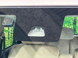 【スマートアシスト】走行中に前方の車両等を認識し、衝突しそうな時は警報とブレーキで衝突回避と被害軽減をアシスト。より安全にドライブをお楽しみいただけます。