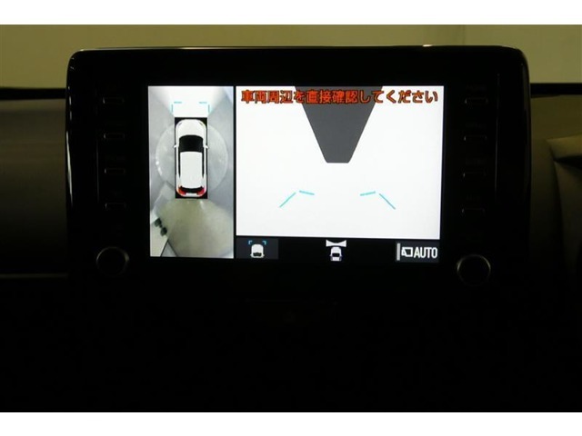 【パノラミックビューモニター】映像で、見づらい車両周辺の確認をアシスト。クルマを真上から見ているような映像を表示。 運転席から確認しにくい車両周囲の状況を把握。