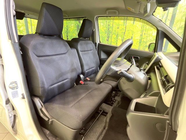 運転席シート廻りは使用感も少なく、良好な状態となっています。丁寧に使われていたことがよくわかりますね。