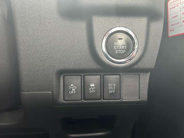 プッシュスタートボタン式です。ハンドルの右側にあります。衝突安全防止機能や、アイドリングストップ等の切り替えスイッチもあります。