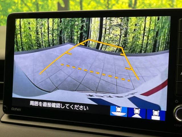 【バックカメラ】駐車時に後方がリアルタイム映像で確認できます。大型商業施設や立体駐車場での駐車時や、夜間のバック時に大活躍！運転スキルに関わらず、今や必須となった装備のひとつです！