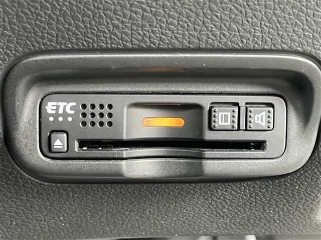 【ETC】有料道路を利用する際に料金所で停止することなく通過できる、ETC車載器（ノンストップ自動料金収受システム機器）が装備されています。セットアップを行うことで利用可能になります。