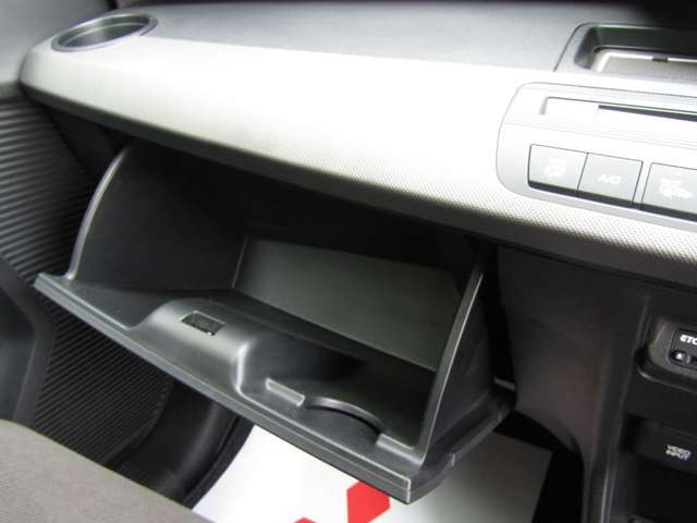 助手席前のグローブボックスです。