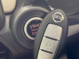 【インテリジェントキー】カバンやポケットに入れたままでもドアの施錠・解錠が可能なスマートキーを装備。エンジンのオン・オフ時もカギを取り出す必要が無いからとっても便利です♪