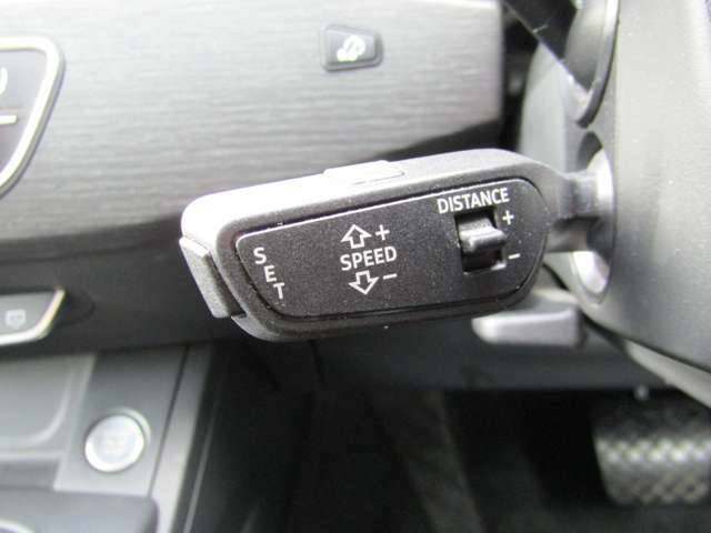 「アダプティブクルーズコントロール」には、渋滞時にアクセル/ブレーキだけでなくステアリングの操作にも介入してドライバーの負担を軽減する「トラフィックジャムアシスト」の機能も備わっています。