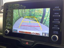 【バックカメラ】駐車時に後方がリアルタイム映像で確認できます。大型商業施設や立体駐車場での駐車時や、夜間のバック時に大活躍！運転スキルに関わらず、今や必須となった装備のひとつです！