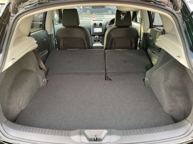 シートを倒せば長い荷物も積めます。