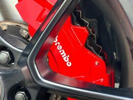 【ブレンボ製キャリパー】ハイパワー車両には強力なブレーキが必須！世界のスーパーカーにも採用されるイタリアの高級メーカー「ブレンボ」を装着！色鮮やかなキャリパーがスポーティな印象を引き立てます♪