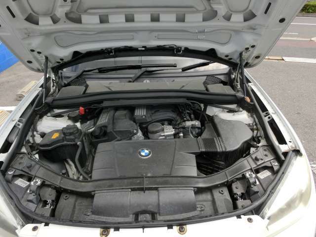 エンジンルームもクリーニング済みです！現車確認の際、気になる点があればお気軽に当社の整備スタッフまでお声かけください♪
