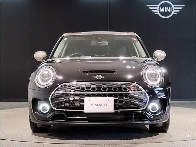 MINIのフロントグリルのデザインはイギリスで生まれた当初から、シルバーのサイドバーが折り重なった伝統的なデザインで御座います。その伝統はBMWのお車になってからでも少しずつ形を変えて守られております