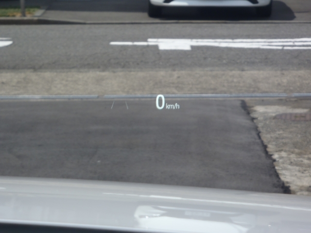 フロントガラスに直接投影にて速度、道路標識、ナビゲーションの簡易案内を表示し、ドライバーの視線移動を抑える装備になります。