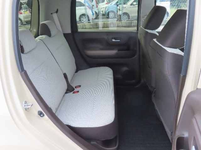 【後部座席】広さにこだわった後部座席！乗る人みんなが気持ちよく過ごせるように、ひざまわり、そして頭上にもゆとりをしっかりとることで開放感を高め、ゆったりとお寛ぎいただけます。