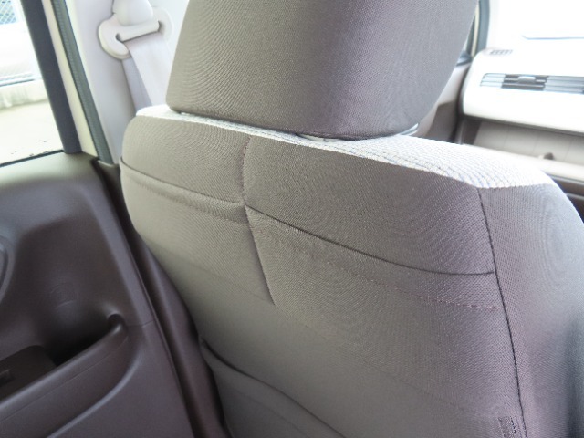 【シートバックアッパーポケット】座席の背面にポケットがついています。スマートフォンや本などの小冊子を入れておけます。