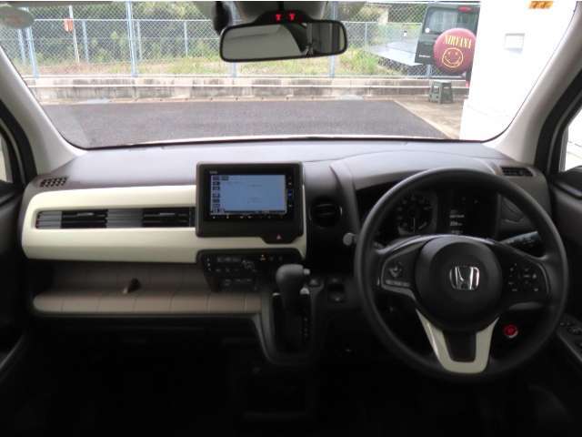 【インパネ周り】広々とした視界性の良い運転席です。ゆったりとした快適な乗り心地で運転できます。内装色は柔らかな色合いのアイボリー×ブラウンです。乗る人みんなが快適に心地よく過ごせる空間に仕立てました。