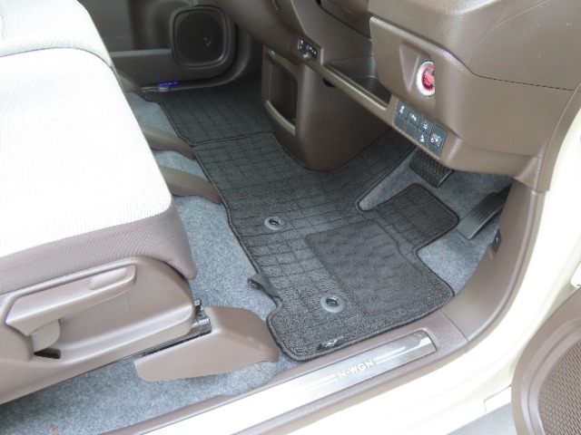 【フロントのフロアマット】前席は純正フロアマット付きです。大きな汚れもなく、使用感も少なめで綺麗な状態です。