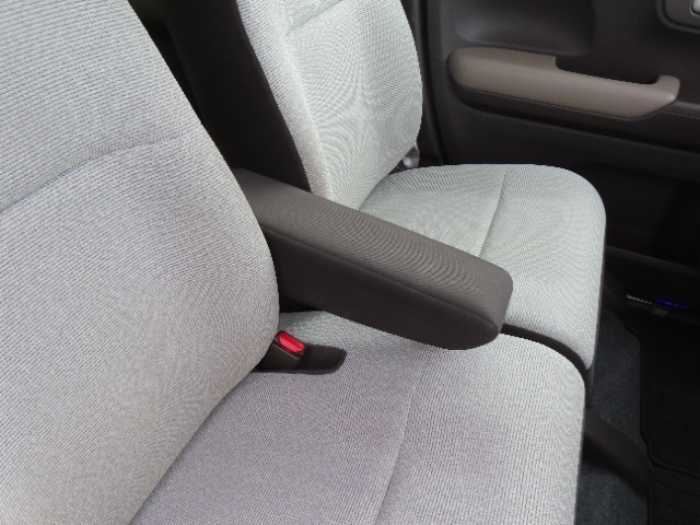 【フロントのアームレスト】前席はアームレスト付きです。肘を置いてゆったりとした姿で運転できます。