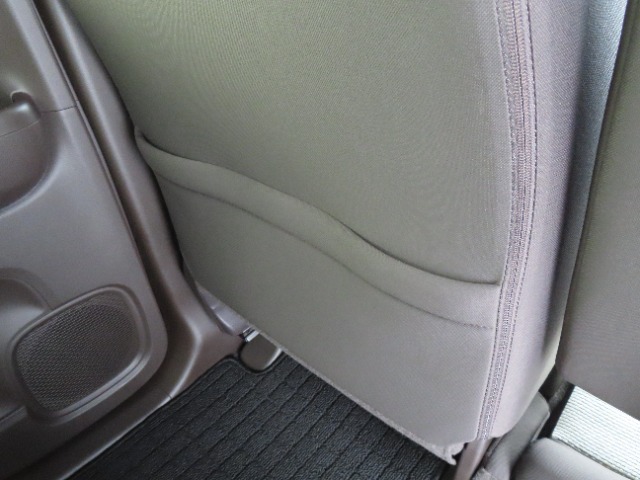 【シートバックポケット】座席背面には地図や雑誌などがすっぽり入る大きさのポケットがついています。