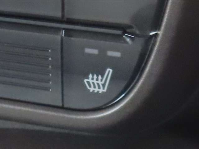 【シートヒーター（フロント右席）】2段階で温度調節が可能なシートヒーターです。エアコンよりも早く温まるので、寒い日もカラダを温め、快適にドライブできます。