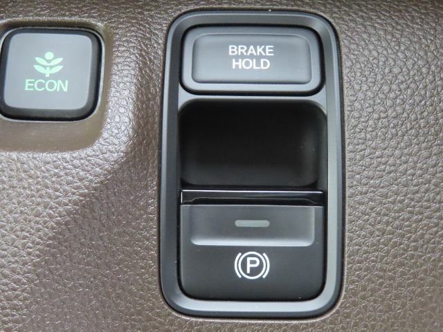 【電子制御パーキングブレーキとオートブレーキホールド】ワンタッチで操作できるので、力をいれずにブレーキがかけられるので便利です。