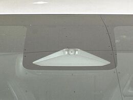 【トヨタセーフティセンス】走行中に前方の車両等を認識し、衝突しそうな時は警報とブレーキで衝突回避と被害軽減をアシスト。より安全にドライブをお楽しみいただけます。