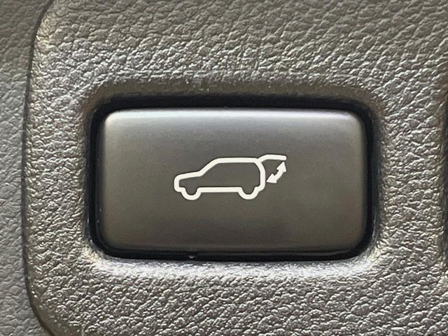 【パワーバックドア】スマートキーや運転席のボタンを押すだけでリアゲートが自動で開閉します！荷物を持っている時や、高い位置にあるバックドアを閉める際に便利な機能です♪