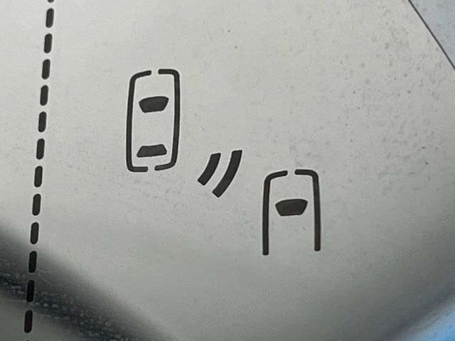【ブラインドスポットモニター】走行中、ドアミラーの死角になりやすい箇所に後続車が接近するとサイドミラーのレンズに警告を表示！ドライバーに注意喚起をしてくれます。