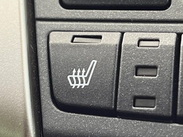 【シートヒーター】寒い日に重宝するシートヒーター！エアコンより早く温まってくれるので寒がりの人も安心ですね♪エアコンの温風は乾燥するから苦手、という方にもをおすすめです。