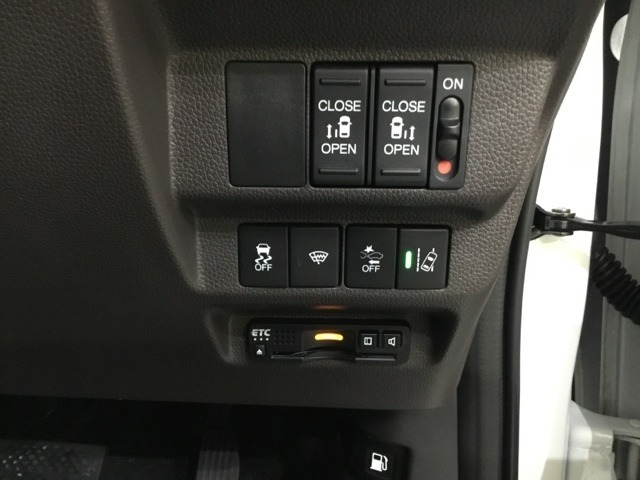 両側電動スライドドアは運転席から操作ができるよう、操作スイッチが付いています。その下にはETCがついています。高速道路の料金所の通過も楽々です！。　カードの取り出しもしやすい場所についています。