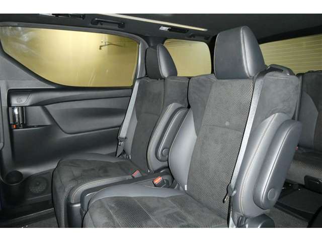 ゆとりある広々とした車内空間は、ドライブを始め買い物やレジャーなど、幅広く活躍します。一人でもみんなとでもお出かけを楽しみましょう！