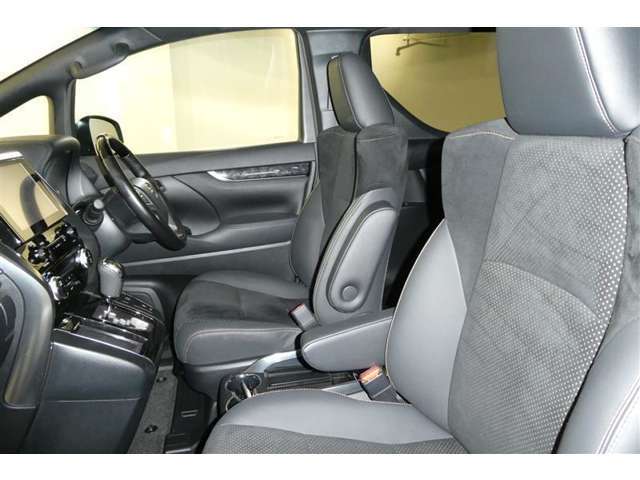 高いホールド性で運転姿勢が安定します。長距離ドライブでも疲れにくいのが魅力です。快適なドライビングライフをお送りください♪