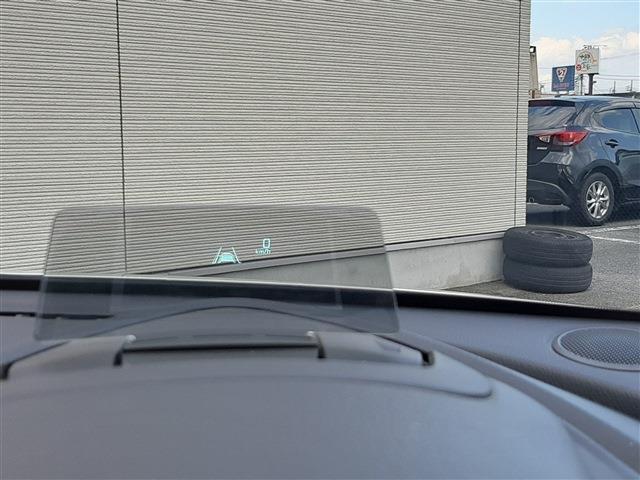 ■　装備7　■　アクティブドライビングディスプレイ：車速をはじめ様々な警報等が映し出されます