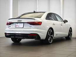 トランクの上部にはブラックのリヤスポイラーも装備。境目がはっきりとし、よりアグレッシブな印象になっています。